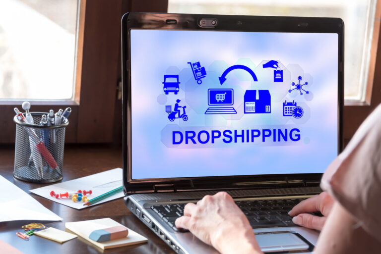 persona usando lo servicios de dropshipping