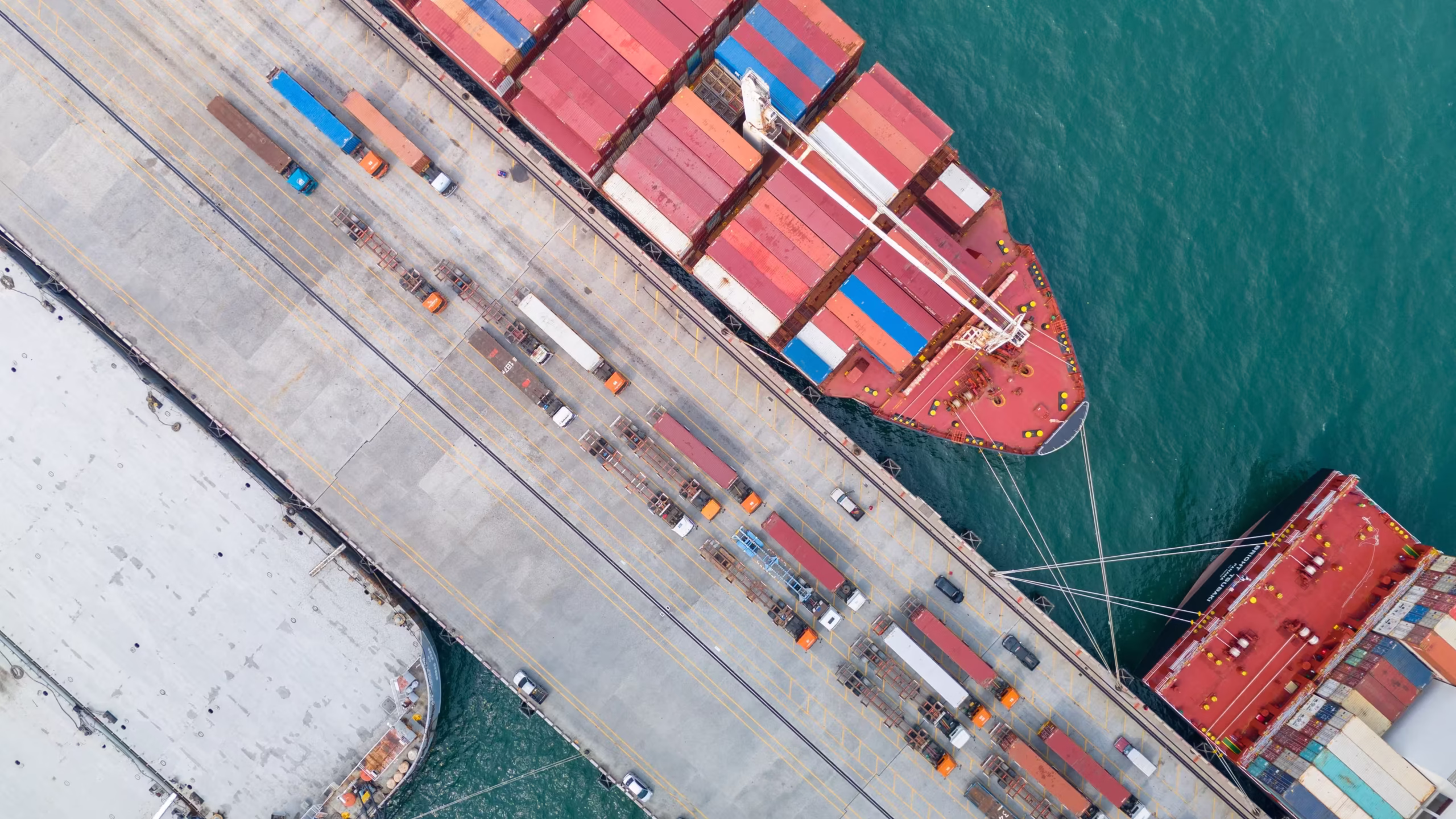 barco de naviera en el puerto